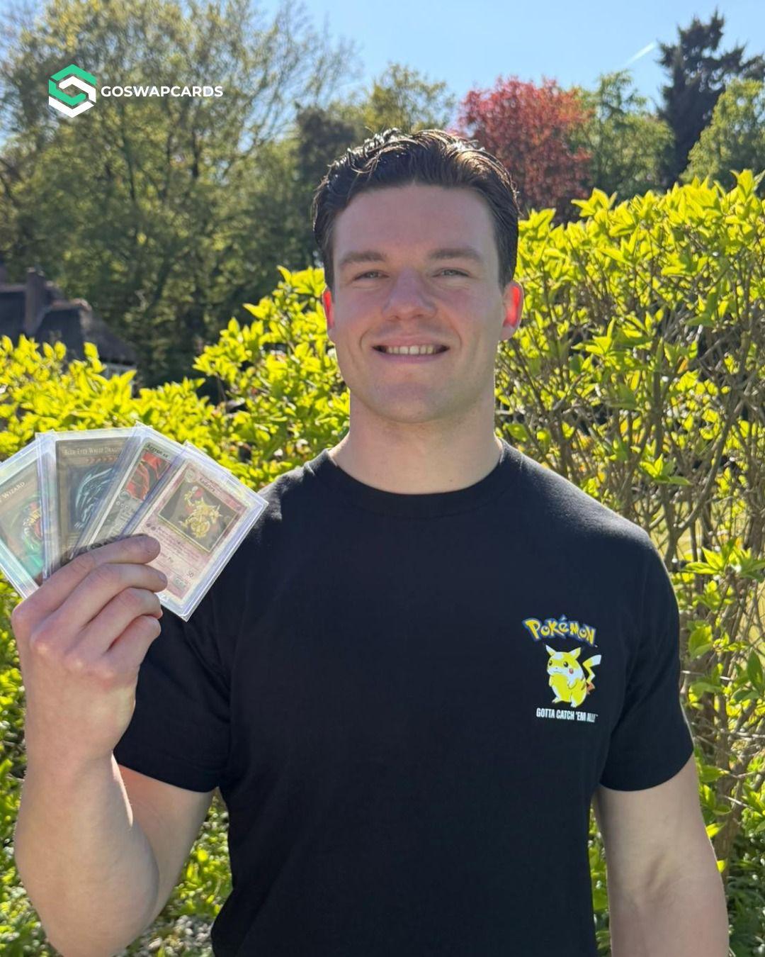 Vincent, oprichter van GoSwapCards, met ruilkaarten in zijn handen