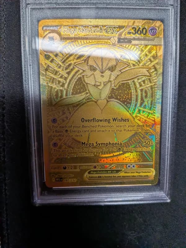 Mega Gardevoir ex, an English gold card with spots on the gold surface
